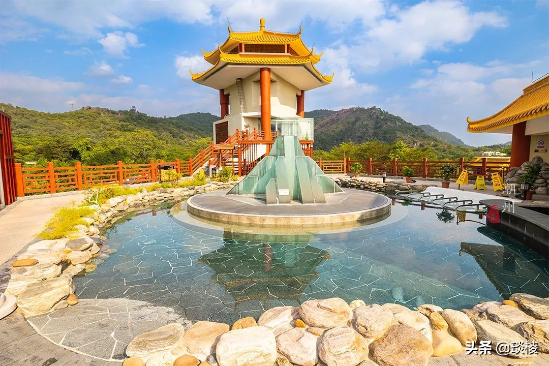 空中也能泡温泉?这个度假村,泡池层层叠叠,竟像梯田一样立体