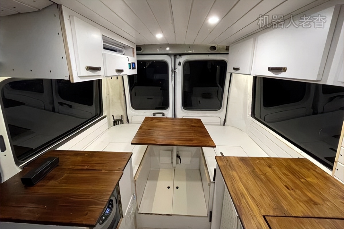 行进的灰金刚,依维柯宝迪改装房车上路了,小专车这样设计旅居车