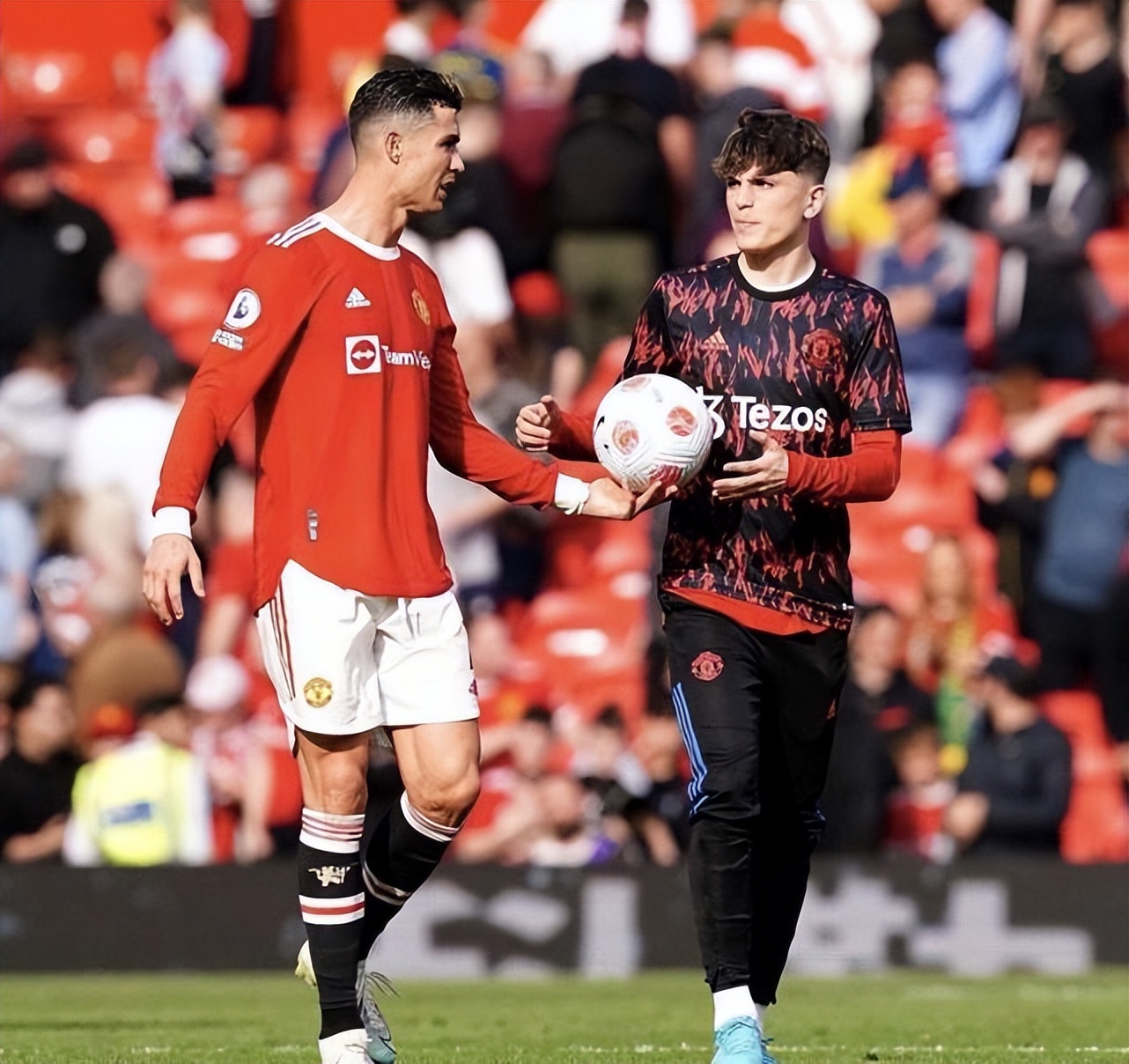 阿奎罗扛梅西,阿奎罗扛梅西劳塔罗抢镜