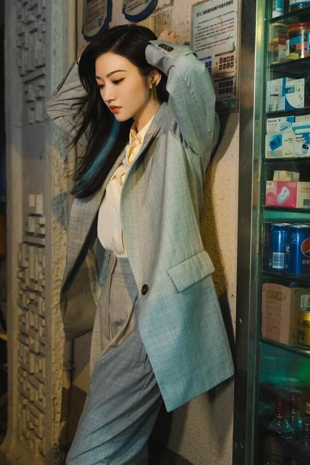 景甜皮裤西装现身,景甜的波点礼服穿搭大秀好身材