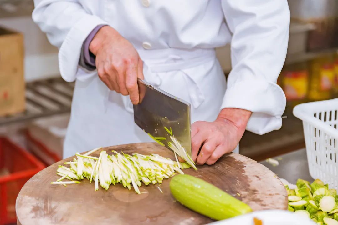 “中国人切菜方法不对”，庖丁听了要掀棺材板