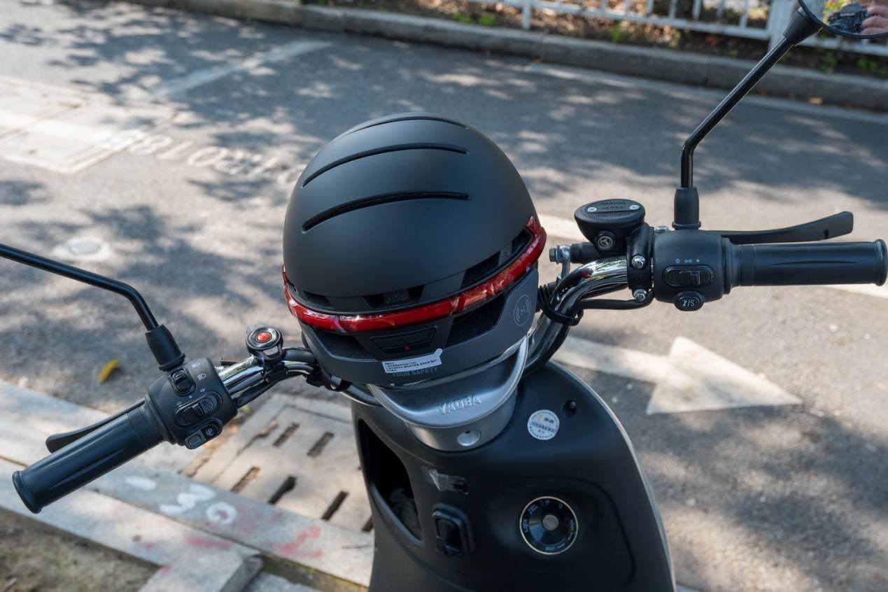 头盔有蓝牙耳机的效果,一款炫酷的智能头盔