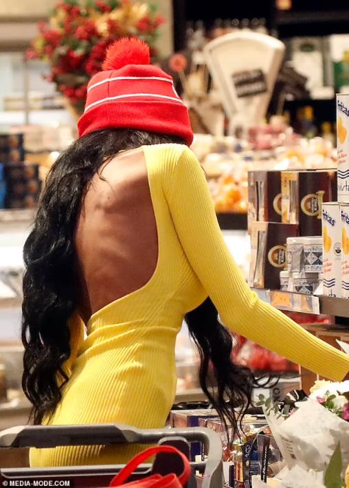 网红芭比翘路人视角,芭比去超市买菜