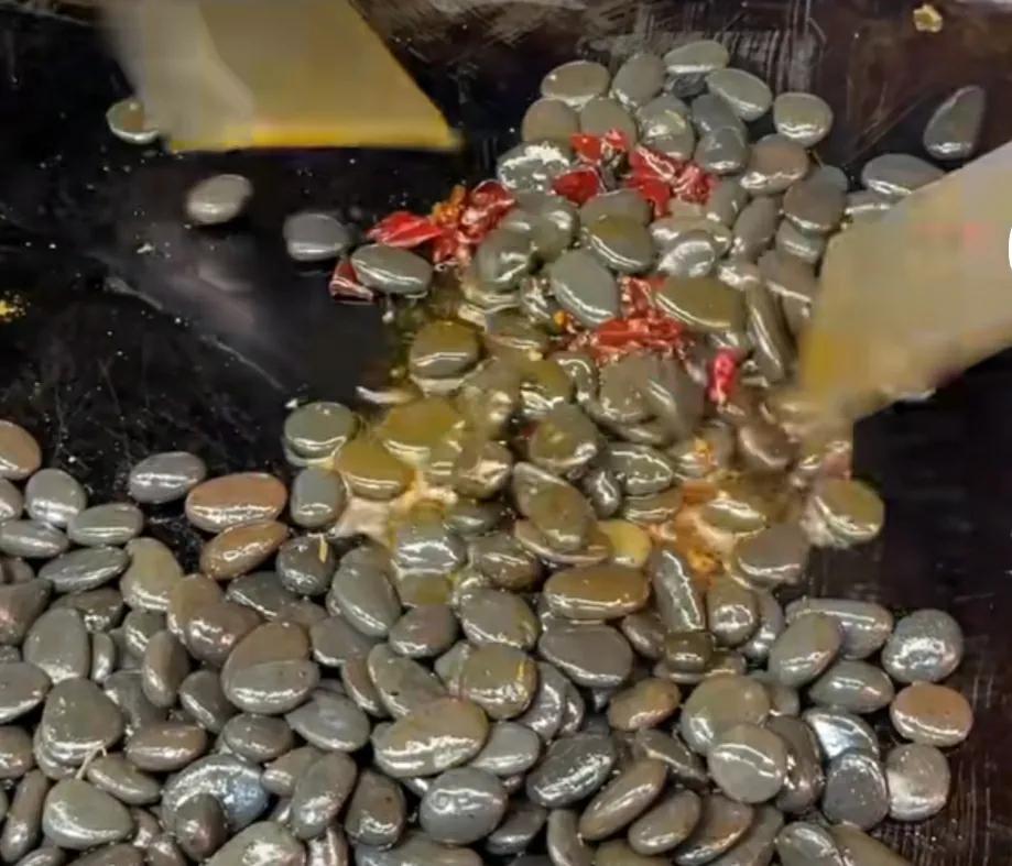 湖南特色爆炒鹅卵石,新奇小吃适合地摊