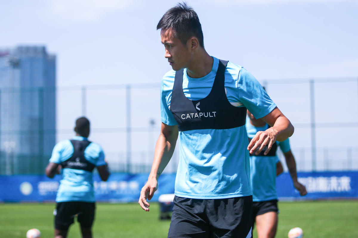 谢晖上赛季执教大连人的成绩,大连人后防两次送礼谢晖场边暴怒