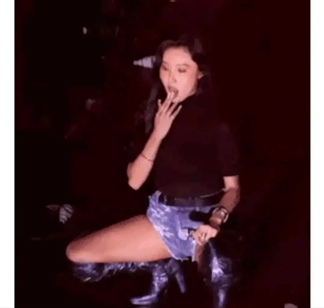 女艺人在校园表演摸*体下**舔手，污秽不堪，告发涉嫌演出淫乱罪