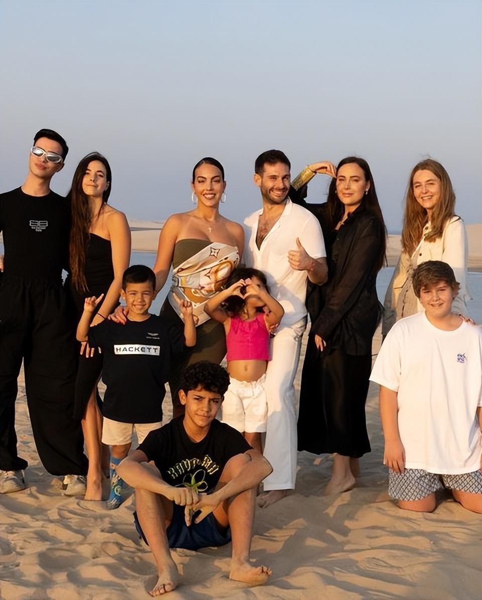 c罗12岁的时候,c罗12岁才踢球吗