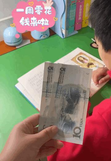 从小“有钱花”和“被限制花钱”的娃，长大后差距大，父母别大意