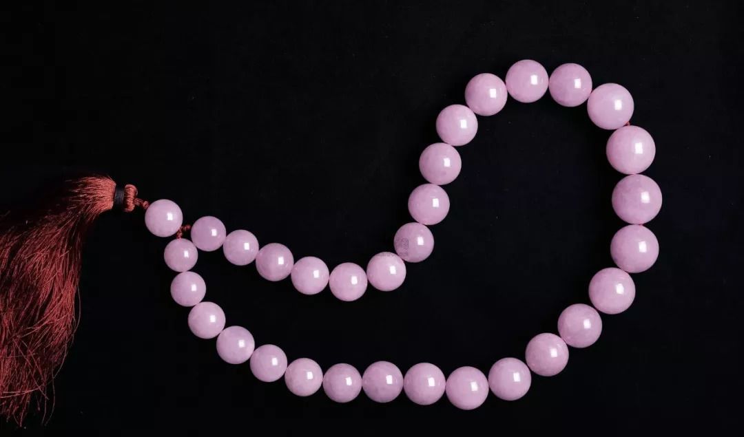 65岁大爷坚持买下这块翡翠原石,大爷买帝王翡翠