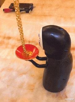 “老婆居然穿这种裤子出门，难怪大家都在看她，太丢脸了！”哈哈