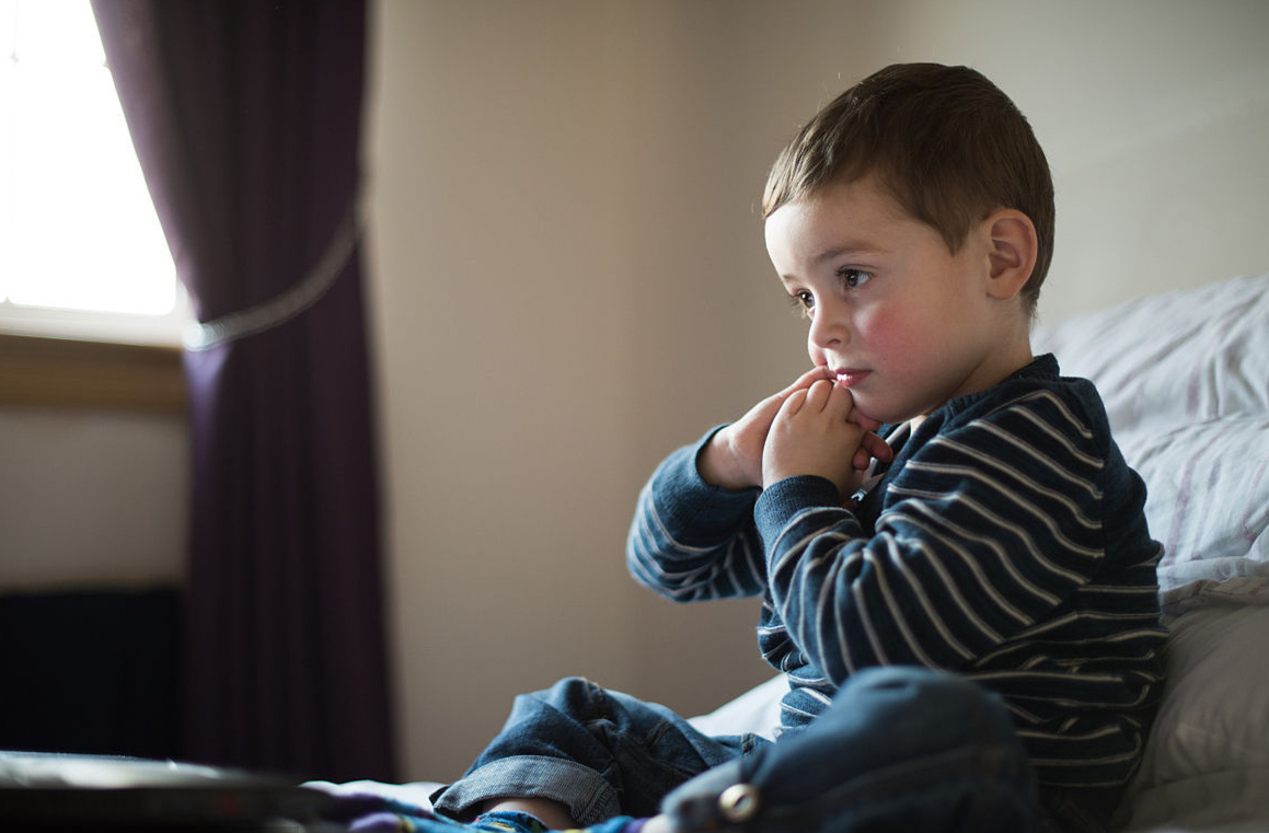 小孩指甲啃秃,13岁孩子啃秃10个指甲