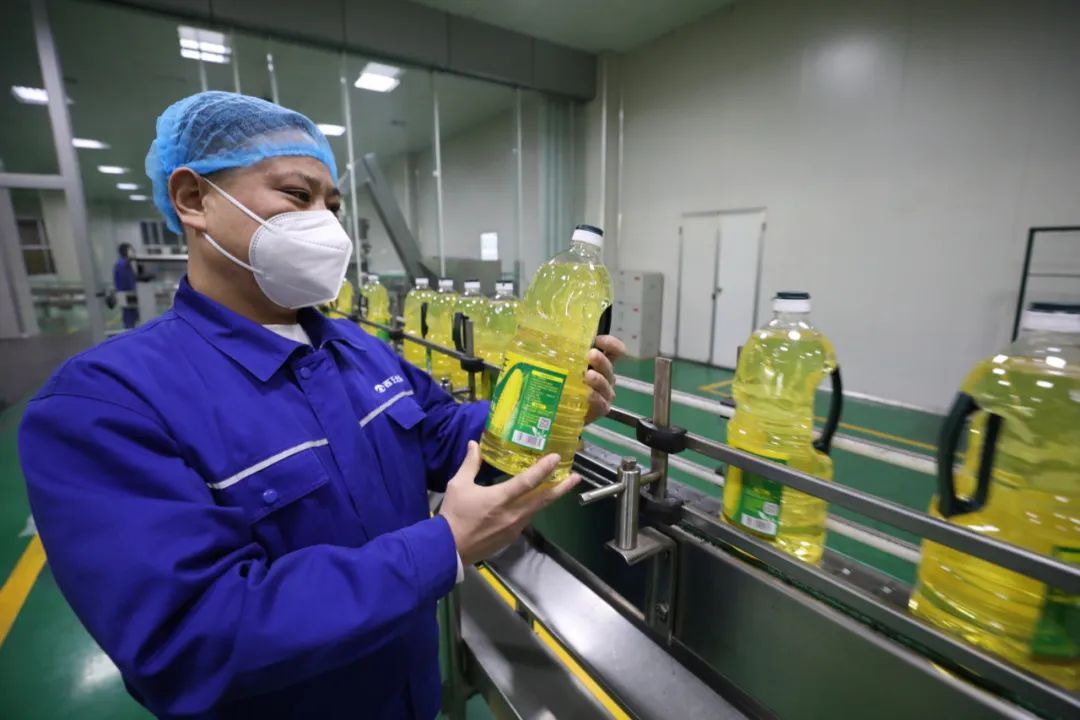 向坚守岗位的职工拜年,向春节坚守岗位的一线人员拜年