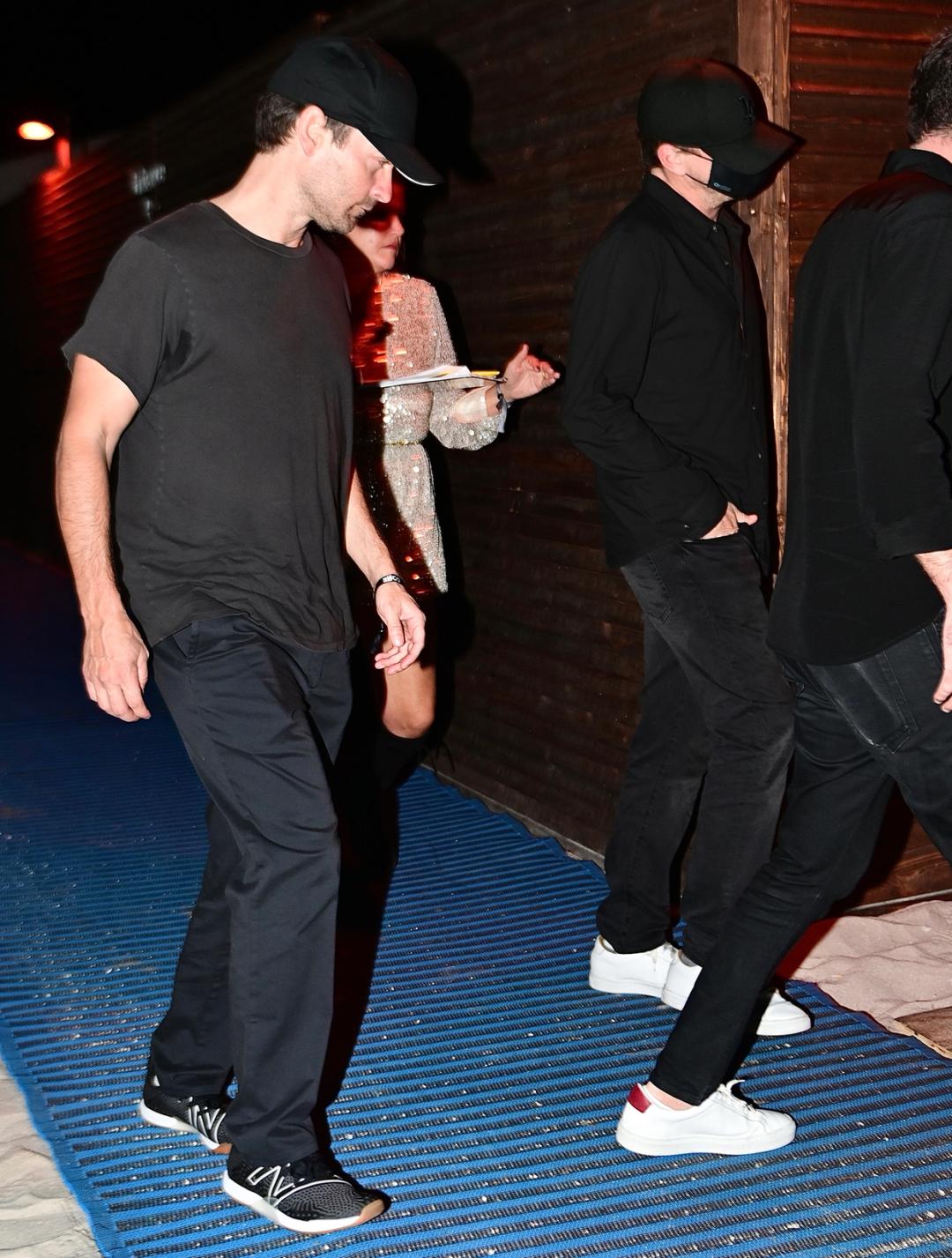 小李子办游艇派对女友庆生,小李子和朋友一起在游艇度假