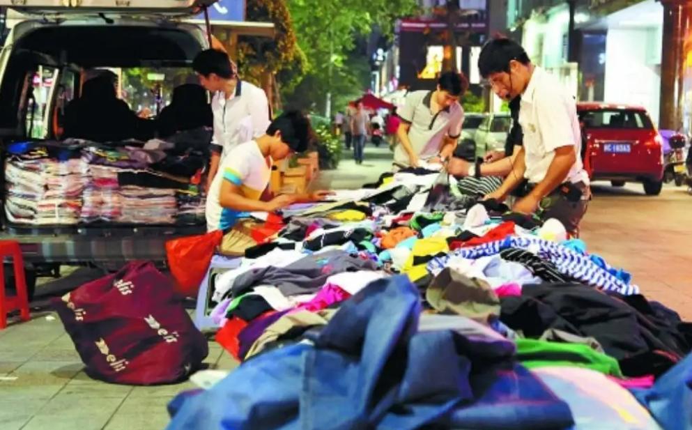 路边摊售卖的10元1件的衣服，出自何处？看完你还敢买吗？