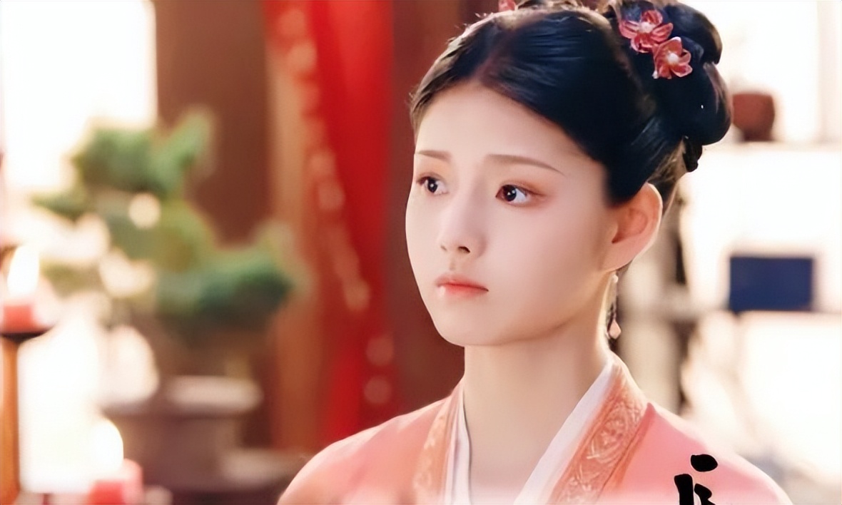 《长风度》我一口气看了8集，奔着“丫鬟”去的，艾米造型太惊艳