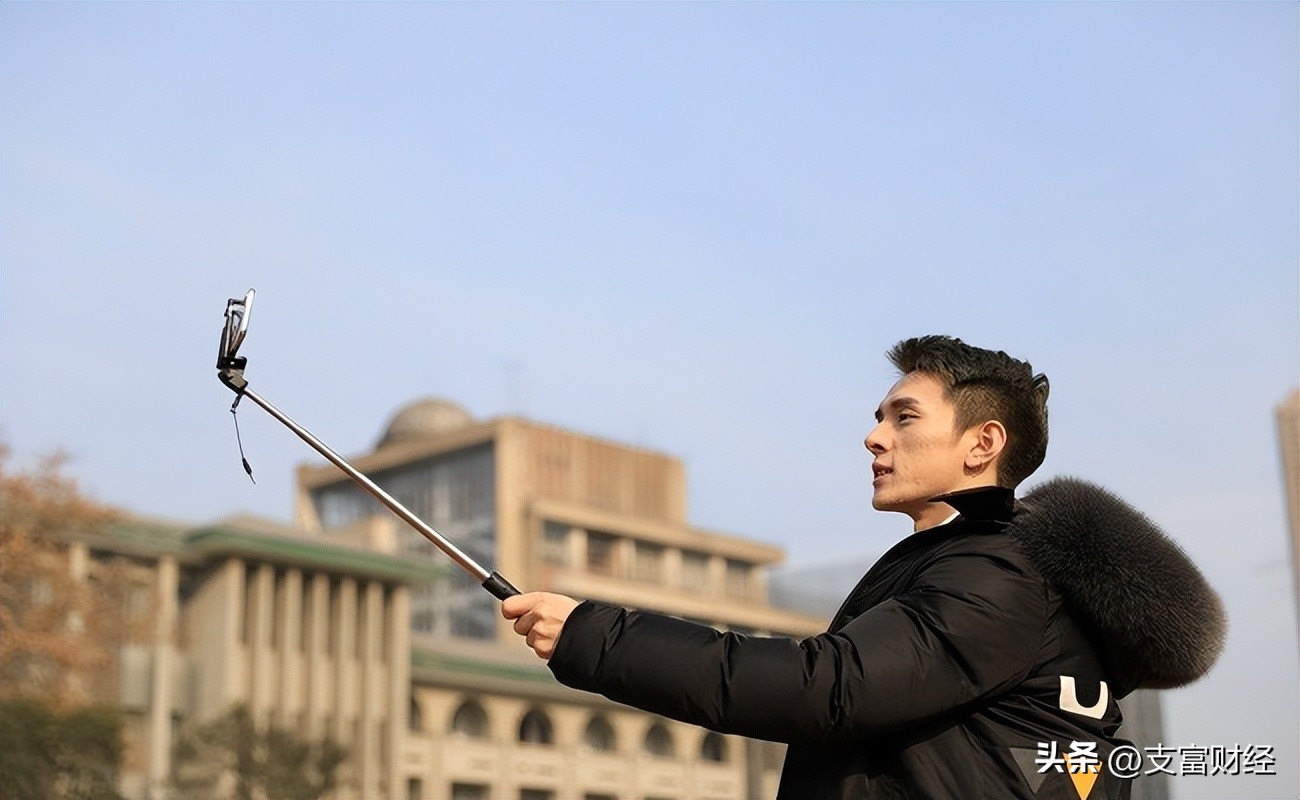 李佳琦说眉笔原话,一支200多块钱的眉笔李佳琦