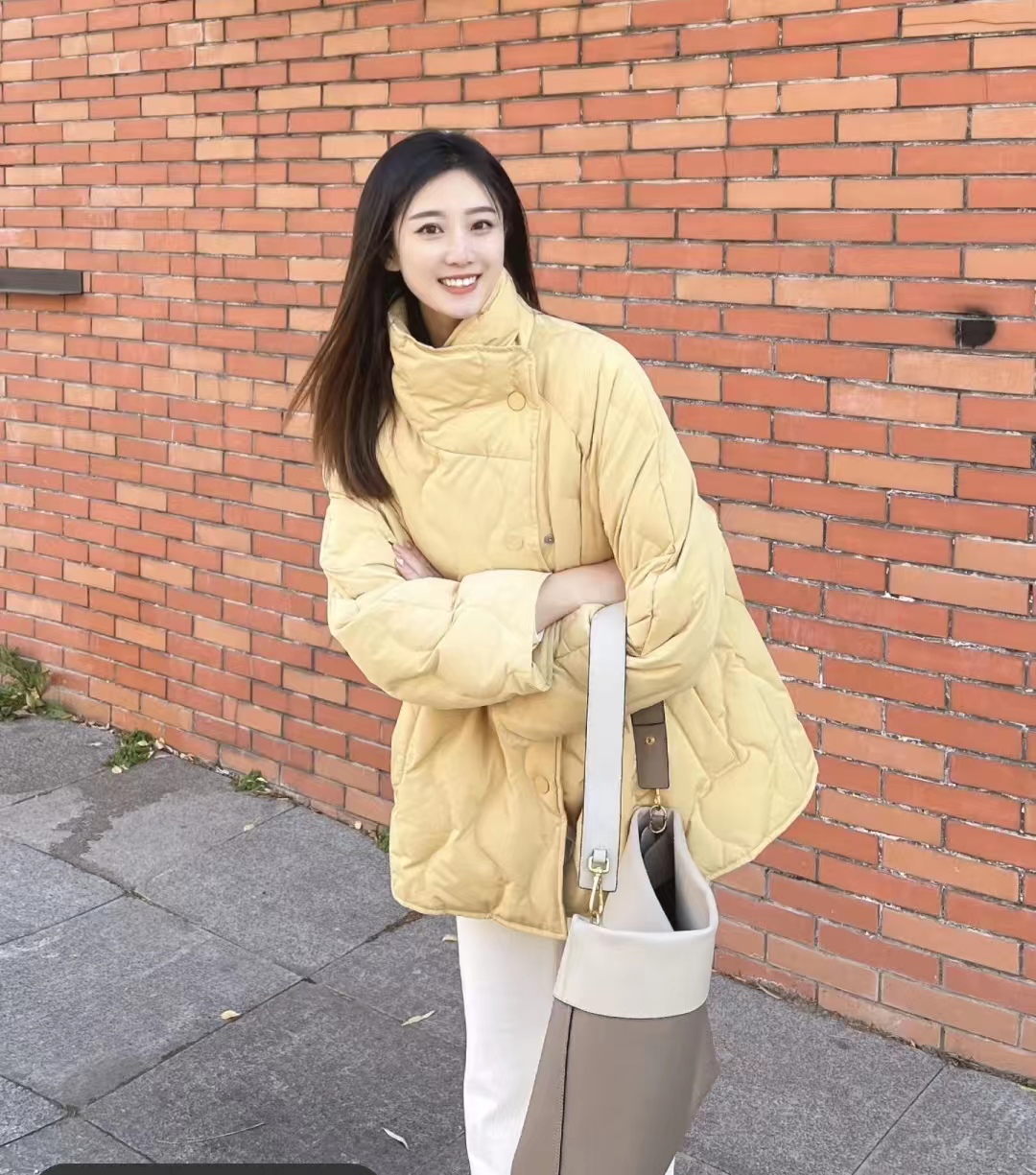 冬季穿什么颜色的羽绒服最百搭,流行的冬季羽绒服颜色搭配