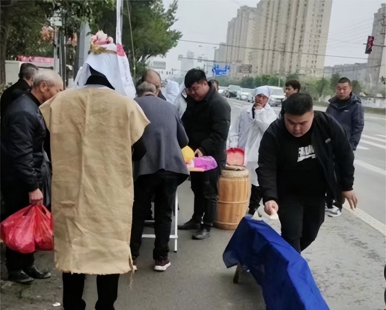 一位老人用手绘纸币买面,浙江老人手绘人民币买面条