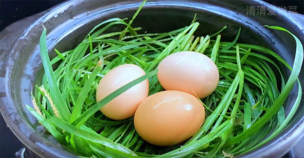 牛筋草加鸡蛋治什么病,牛筋草煮鸡蛋吃有什么好处和坏处