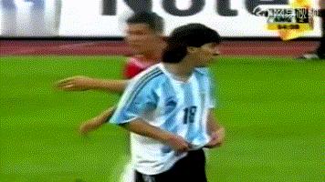 梅西首秀进球小罗,大罗给梅西颁奖