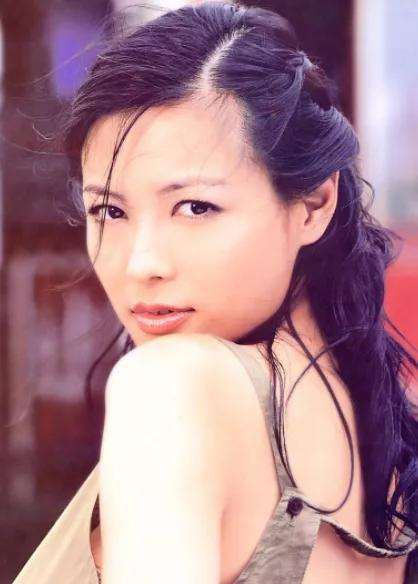 儿子出道一天被退圈再退圈，忆星爸当年同时劈腿四女，真是好轮回