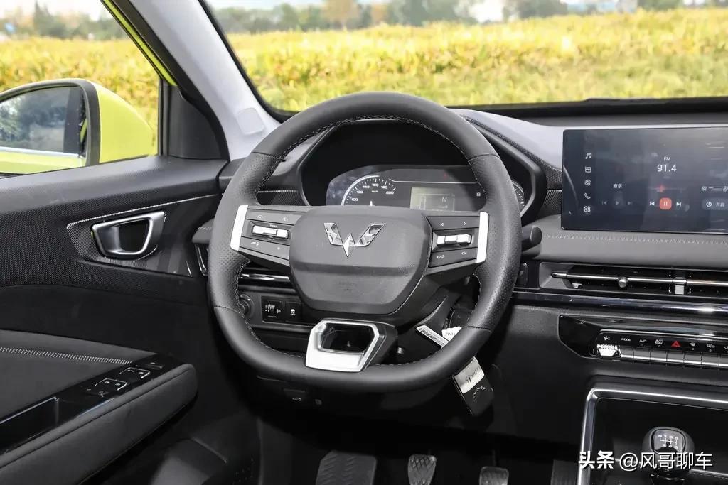 五菱推出“神车”星驰，5万多元SUV，油耗6.4升，配置给这么多？