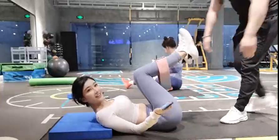 埋埋奶御开启健身房直播，让人大呼过瘾，网友纷纷跪求教练视角！