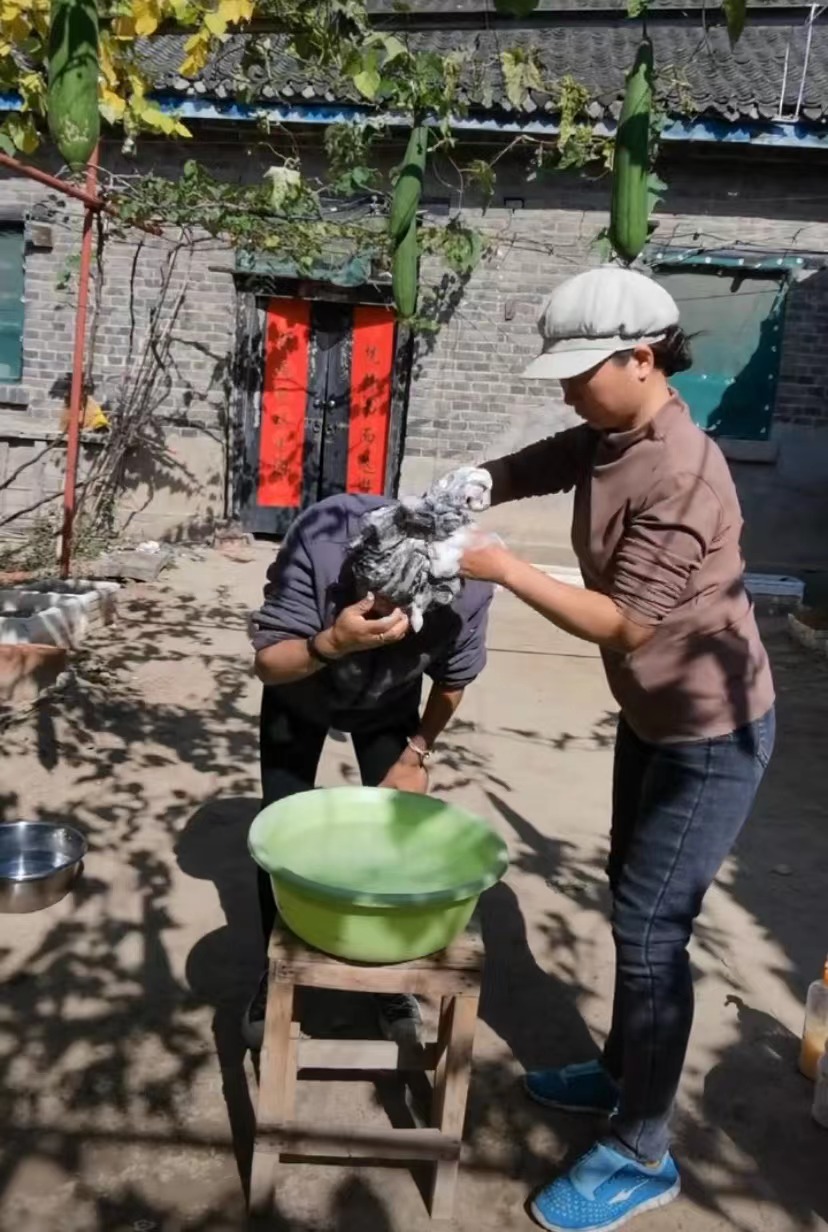 女子小时候走失终于找到亲生母亲,女子千里骑行找到失散32年的妈妈