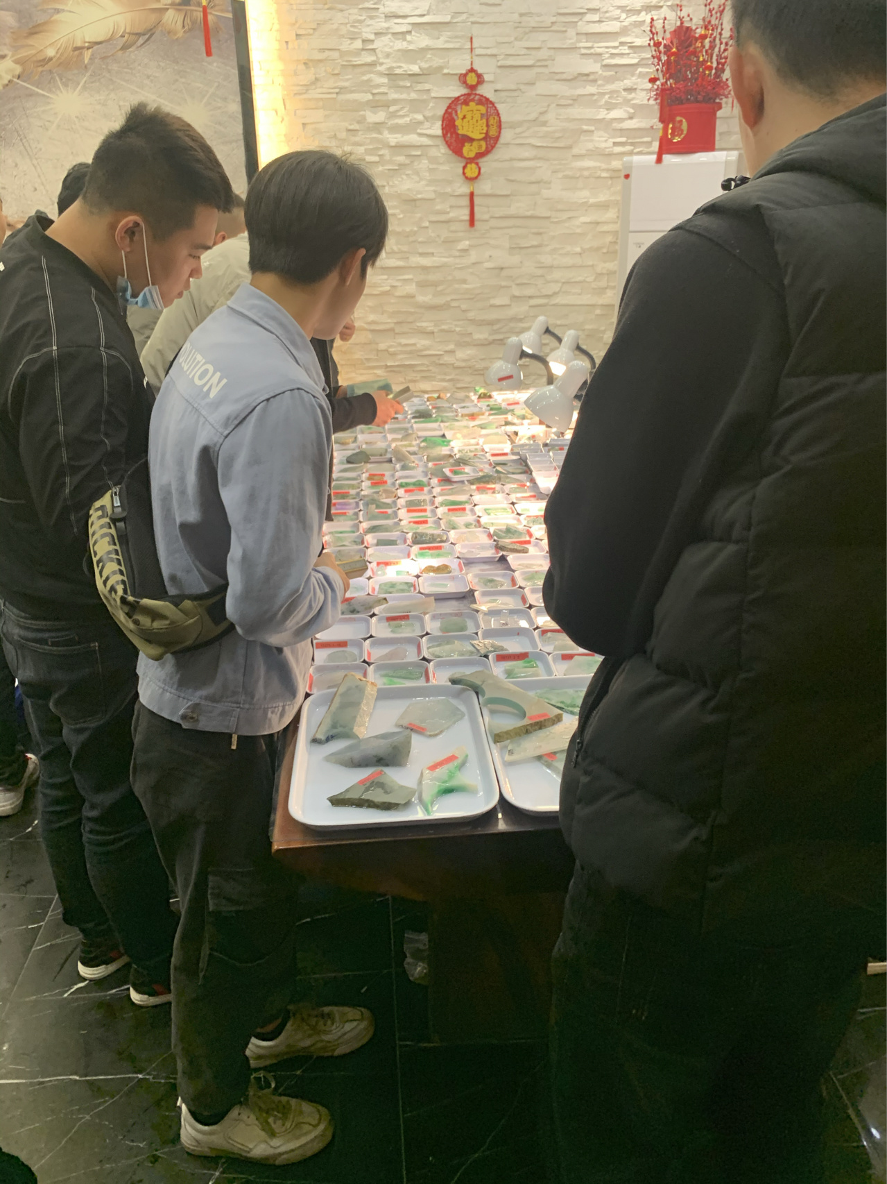 翡翠直播卖货第一名怎样分辨真假,揭秘翡翠原石直播的骗局