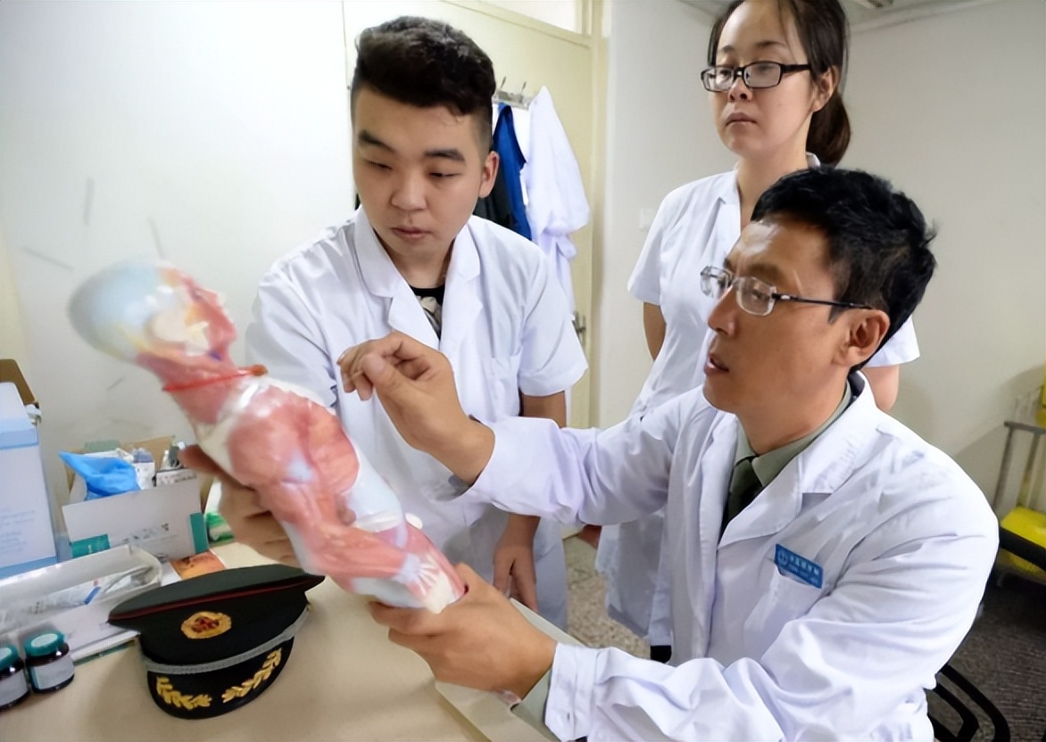 医学生考试把自己扎偏瘫原视频,医学生考试把自己扎瘫痪