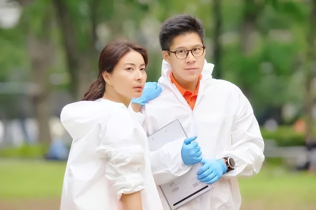 郭晶晶霍启刚穿上名牌衣服,霍启刚穿羽绒服