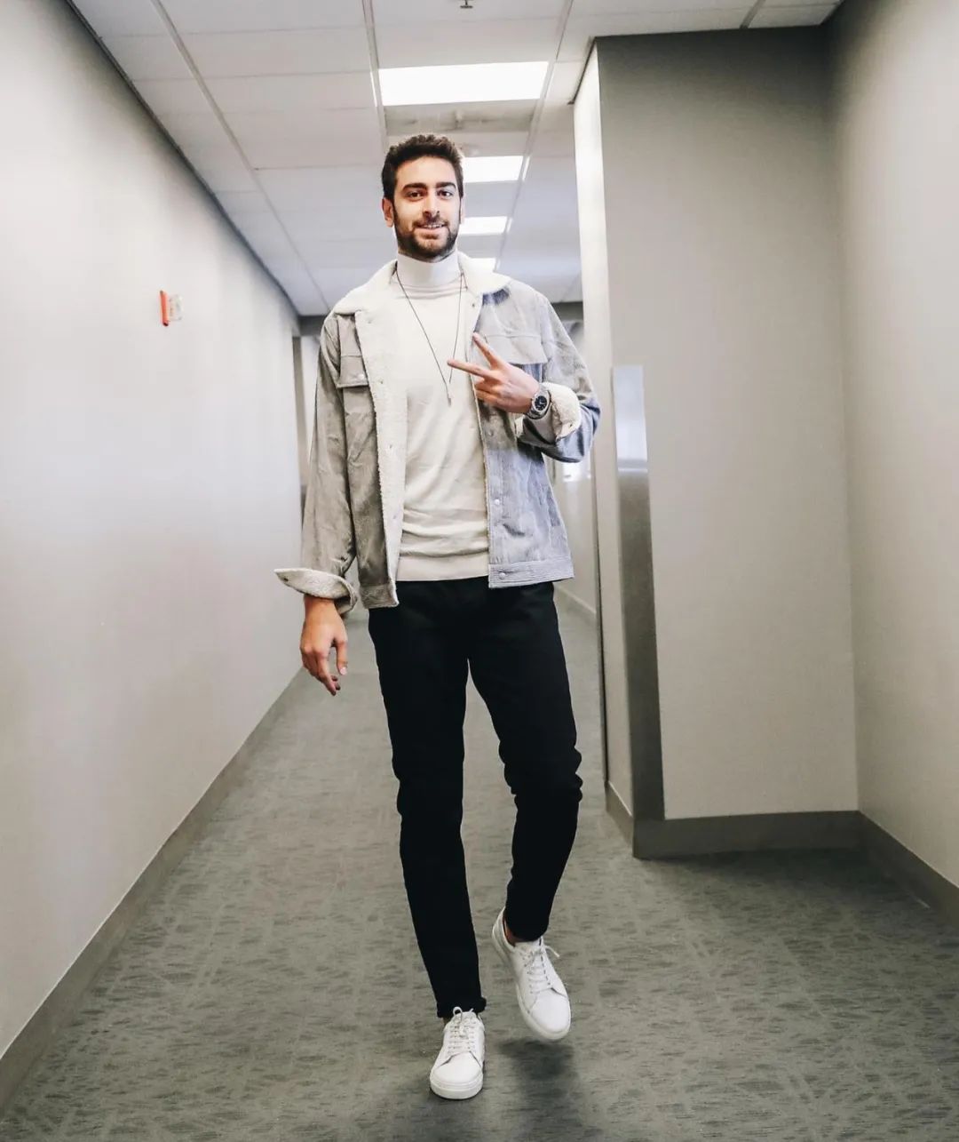 在美国打球的篮球运动员福尔康，被《GQ》杂志评选为最佳着装男士