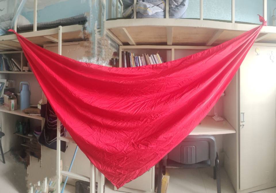 从大学生装嫩穿初中校服佩戴红领巾说起