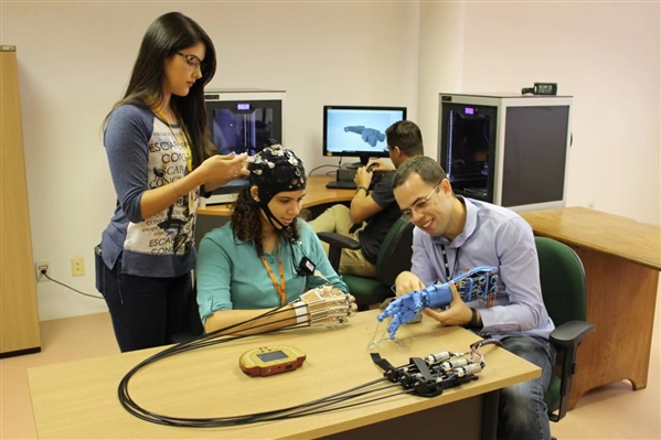 脑机接口技术让患者重新说话,脑机接口和脑科学的最新研究发展