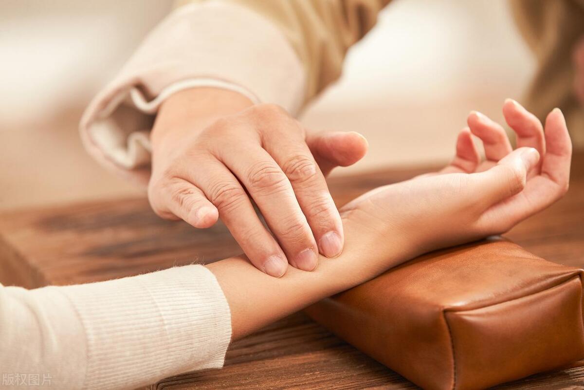 咳嗽有痰，而且痰中带血，我们应该怎么办呢？