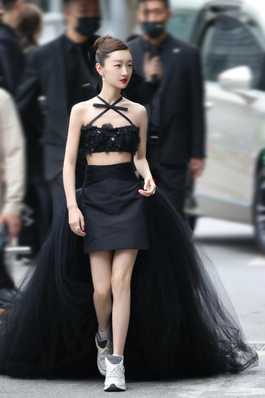 有一种“尴尬”,叫周冬雨玩性感