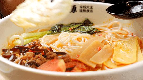 蒙自源过桥米线云南正宗第一名,云南蒙自第一碗米线