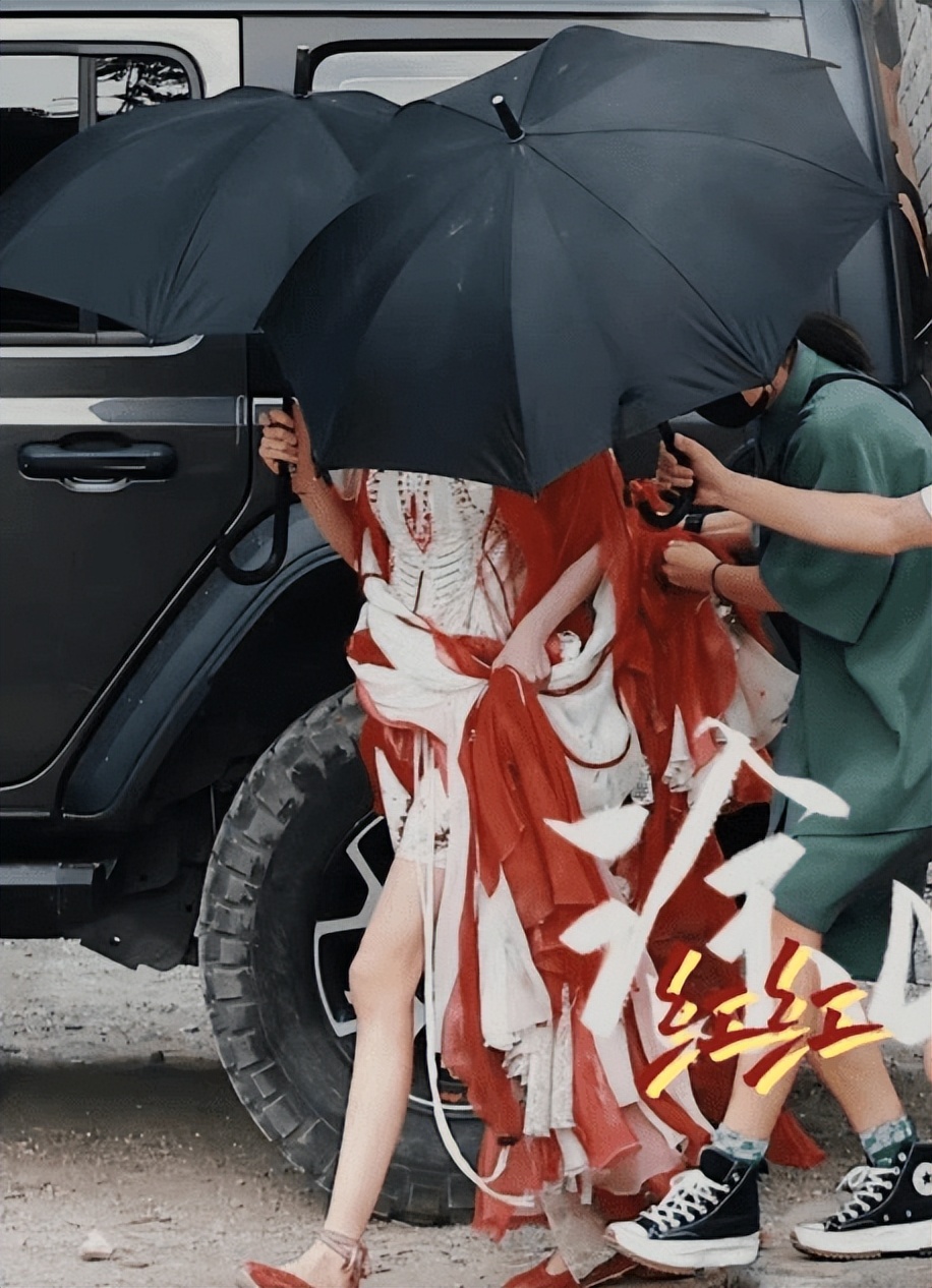 杨幂狐妖小红娘红衣造型,杨幂狐妖小红娘现代装路透图