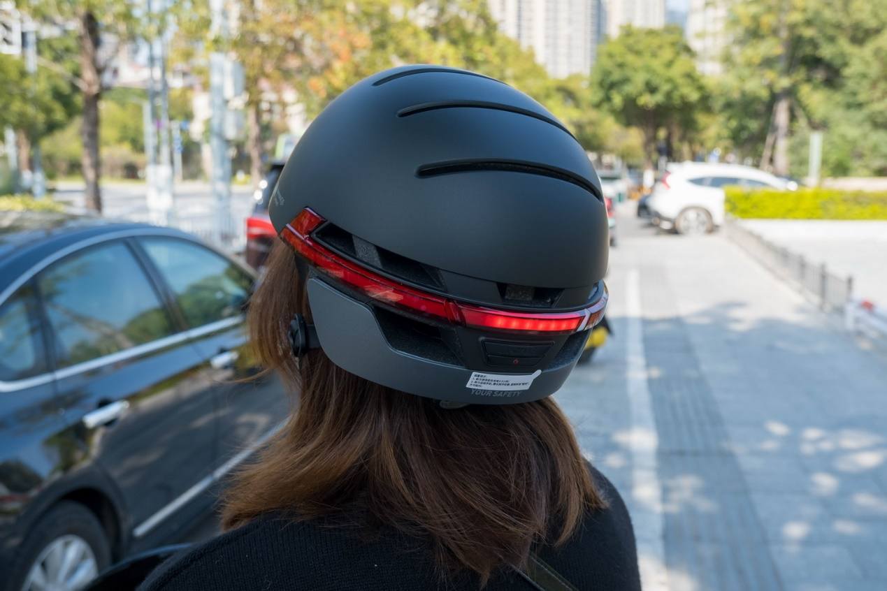 头盔有蓝牙耳机的效果,一款炫酷的智能头盔