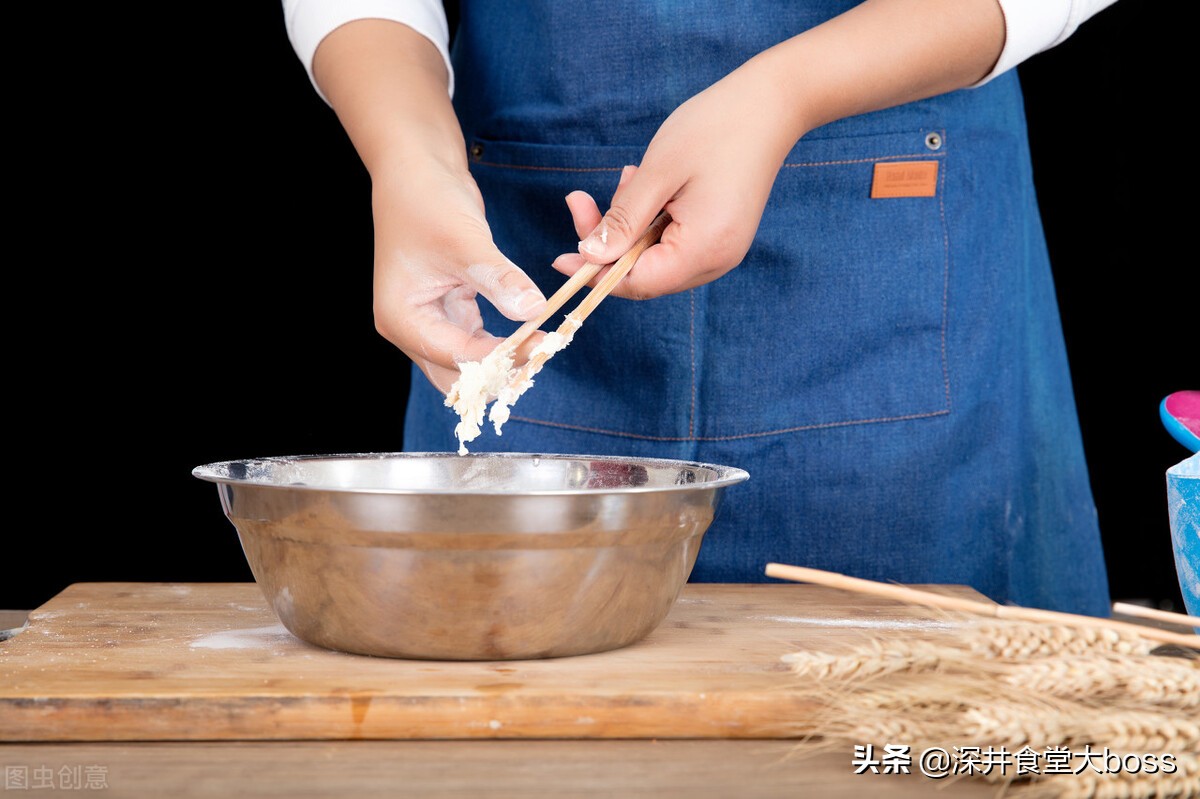 和面的教程技巧,和面只放水能做出筋道的面吗