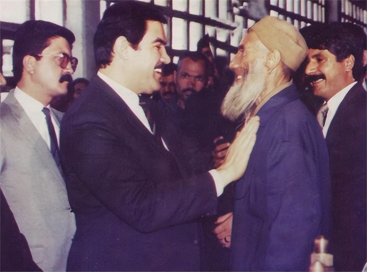 1996年，阿富汗的前总统纳吉布拉，遭遇残忍阉割，尸体被扔臭水沟