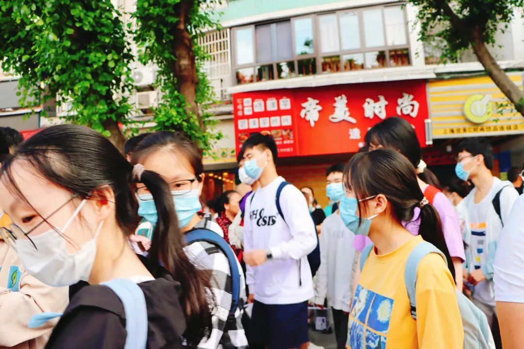 直击2022年内江高考现场！3.2万名考生奔赴考场，考场外的这一幕