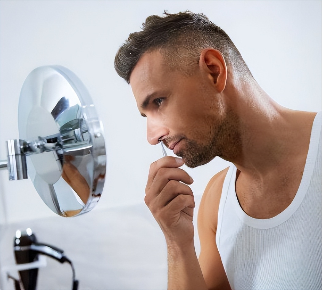 男生有的鼻毛长到外面有什么说法,鼻毛往外窜的男生是怎么回事