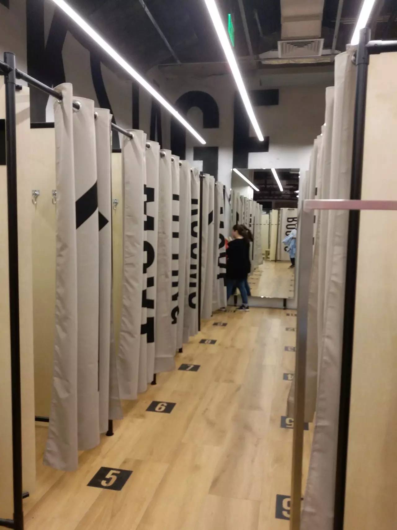 为什么不能穿试衣间里的鞋？服装销售说出实情，看完突然“后怕”