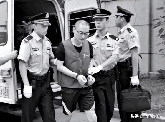 男孩恶意踢婴儿视频,恶意踢11个月孩子后续