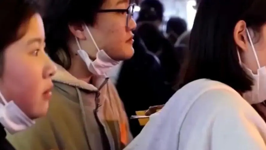 95后夫妻摆摊日入9000元,夫妻摆摊日入9000元被质疑