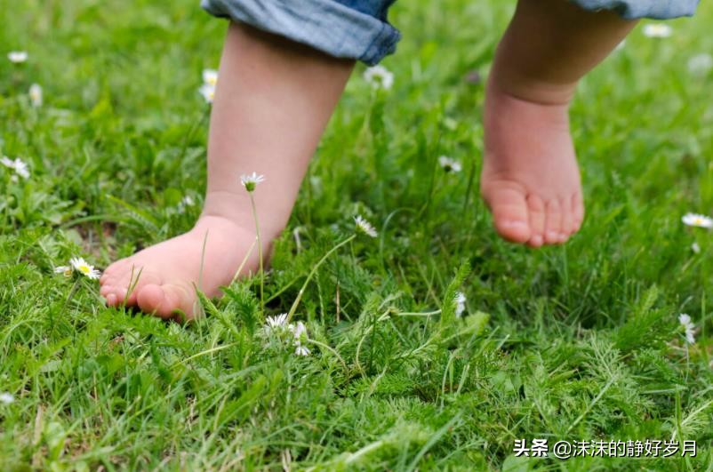 让宝宝光脚好处竟然这么多,让孩子光脚的好处