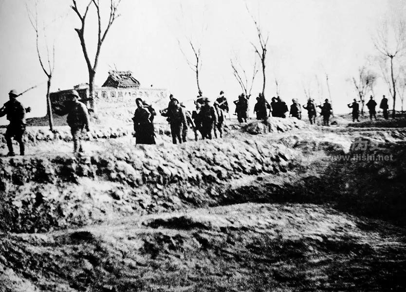 高个子伪军悄悄对他说：我先捆你一只胳膊，日本人就不再捆了…