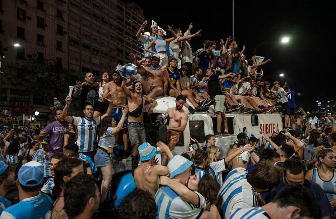 阿根廷86年夺冠后庆祝场面,86年阿根廷举国庆祝夺冠视频