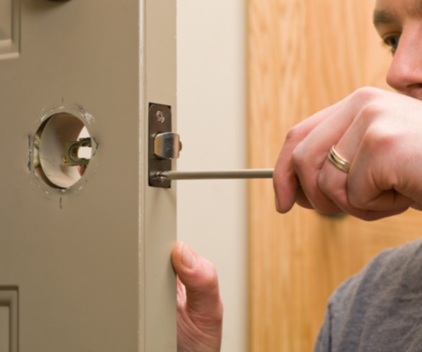 自己买的指纹锁找谁安装,指纹锁坏了厂家不管怎么办